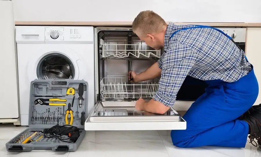 Kaynaşlı Smeg servisi teknisyen ekibi beyaz eşya tamiri yaparken